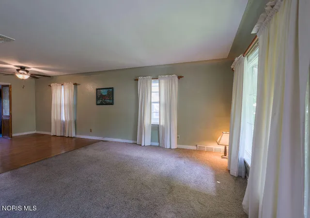 Photo 3 of Single family home for sale at 3915 Seckinger Dr, Toledo, OH 43613 | MLS# 10013389 | Listing updated on 2026-10-07