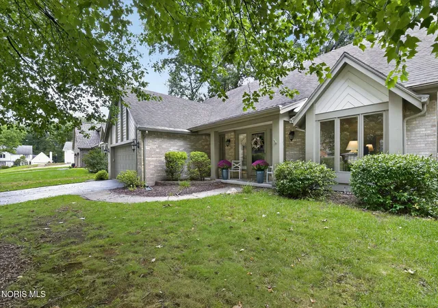 Photo 3 of Single family home for sale at 2338 Saint Roberts Ln, Toledo, OH 43617 | MLS# 10013423 | Listing updated on 2026-09-30