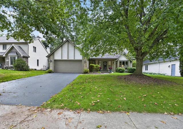 Photo 4 of Single family home for sale at 2338 Saint Roberts Ln, Toledo, OH 43617 | MLS# 10013423 | Listing updated on 2026-09-30