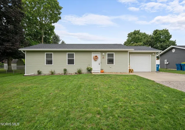 Photo 2 of Single family home for sale at 307 N Oak St, Edgerton, OH 43517 | MLS# 10013421 | Listing updated on 2026-09-21