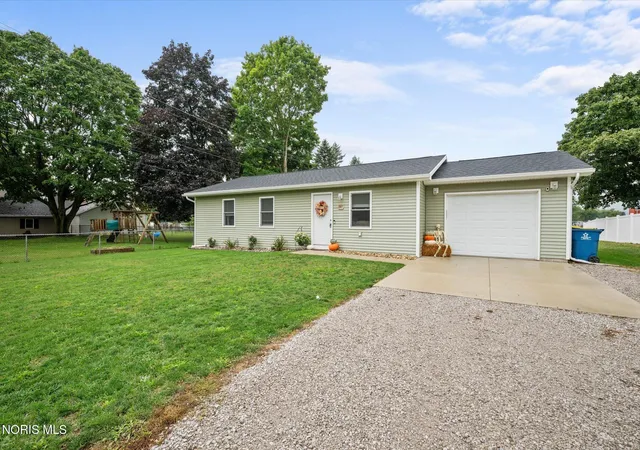 Photo 3 of Single family home for sale at 307 N Oak St, Edgerton, OH 43517 | MLS# 10013421 | Listing updated on 2026-09-21