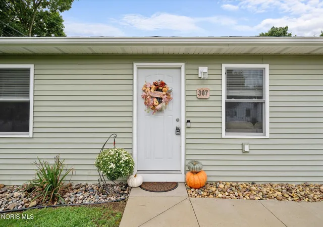 Photo 4 of Single family home for sale at 307 N Oak St, Edgerton, OH 43517 | MLS# 10013421 | Listing updated on 2026-09-21