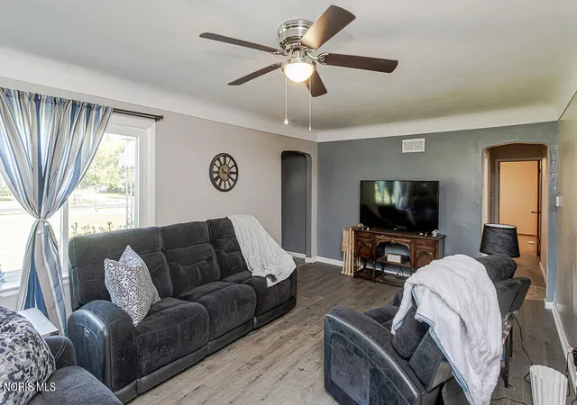 Photo 4 of Sale Pending at 931 Harrow Rd, Toledo, OH 43615 | MLS# 10013373 | Listing updated on 2026-10-17