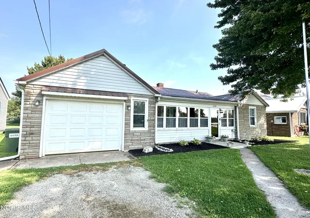 Photo 1 of Single family home for sale at 3539 W Harbor Rd, Port Clinton, OH 43452 | MLS# 10013385 | Listing updated on 2026-09-22