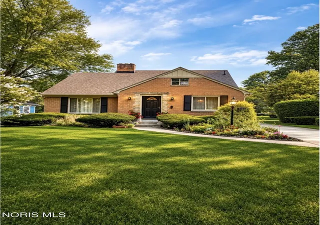 Photo 1 of Single family home for sale at 2335 Pemberton Dr, Toledo, OH 43606 | MLS# 10013396 | Listing updated on 2026-10-05