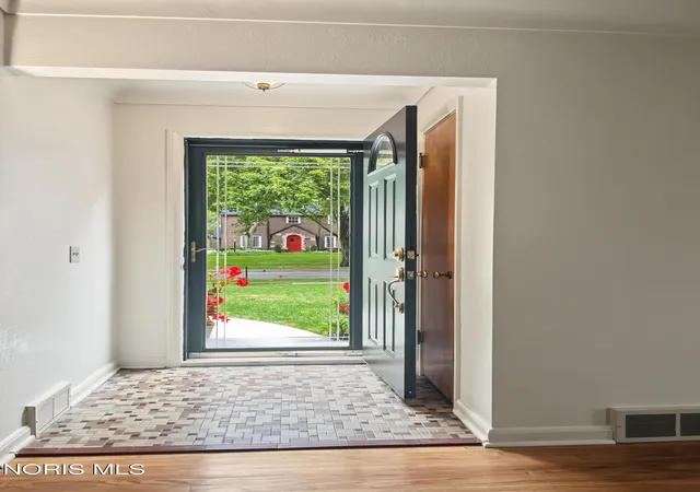 Photo 2 of Single family home for sale at 2335 Pemberton Dr, Toledo, OH 43606 | MLS# 10013396 | Listing updated on 2026-10-05