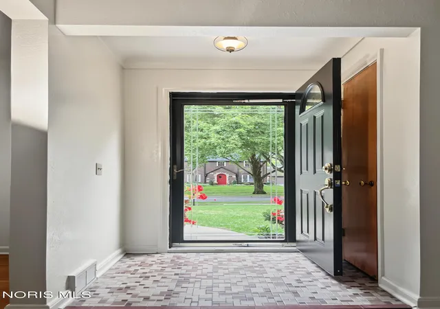 Photo 3 of Single family home for sale at 2335 Pemberton Dr, Toledo, OH 43606 | MLS# 10013396 | Listing updated on 2026-10-05
