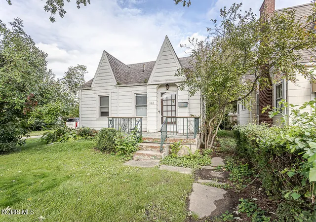Photo 3 of Single family home for sale at 933 Wright Ave, Toledo, OH 43609 | MLS# 10013559 | Listing updated on 2026-09-26