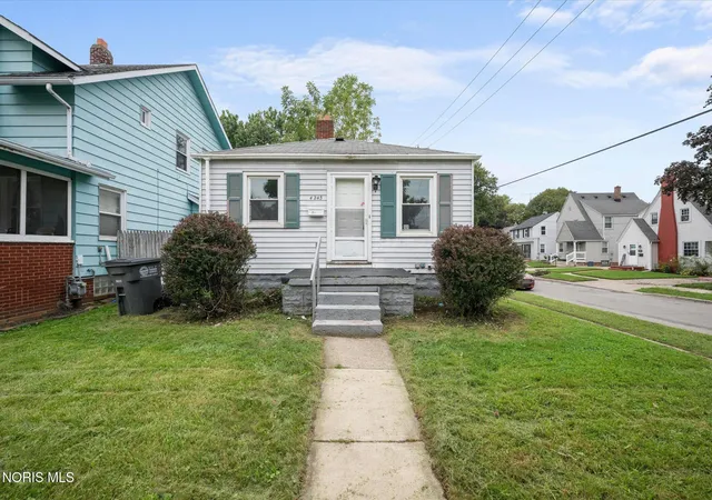 Photo 2 of Single family home for sale at 4243 Fairview Dr, Toledo, OH 43612 | MLS# 10013414 | Listing updated on 2026-10-05