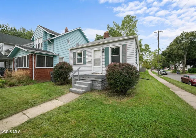 Photo 3 of Single family home for sale at 4243 Fairview Dr, Toledo, OH 43612 | MLS# 10013414 | Listing updated on 2026-10-05
