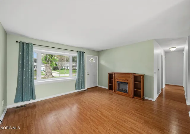 Photo 4 of Single family home for sale at 1736 Parkway Dr #North, Maumee, OH 43537 | MLS# 10013424 | Listing updated on 2026-09-21