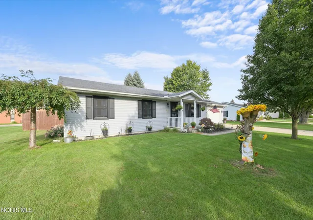Photo 3 of Sale Pending at 2 Meadow Ln, Delta, OH 43515 | MLS# 10013420 | Listing updated on 2026-09-21