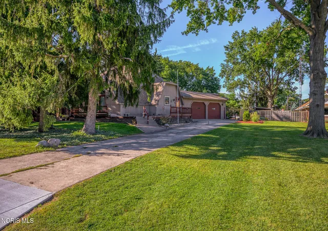 Photo 2 of Single family home for sale at 624 Marilyn Dr, Rossford, OH 43460 | MLS# 10013479 | Listing updated on 2026-10-09