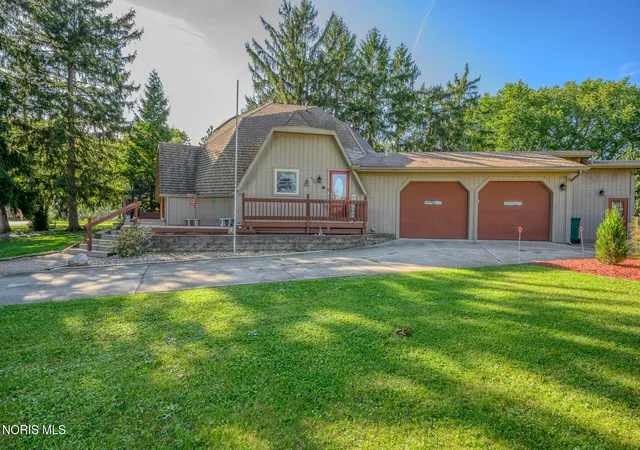 Photo 3 of Single family home for sale at 624 Marilyn Dr, Rossford, OH 43460 | MLS# 10013479 | Listing updated on 2026-10-09