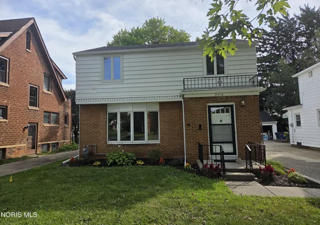Photo 2 of Single family home for sale at 2716 Powhattan Pkwy, Toledo, OH 43606 | MLS# 10013443 | Listing updated on 2026-10-02