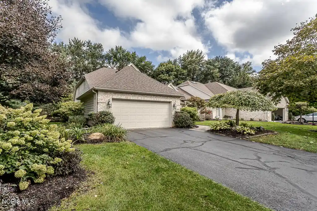 Listing Photo 2 - Condo for sale in 6958 Cedar Creek Ln located at 6958 Cedar Creek Ln, Toledo, OH 43617 - Unit 6958 Cedar Crk Ln