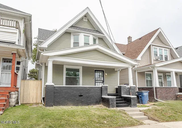 Photo 3 of Single family home for sale at 208 South Ave, Toledo, OH 43609 | MLS# 10013589 | Listing updated on 2026-10-04