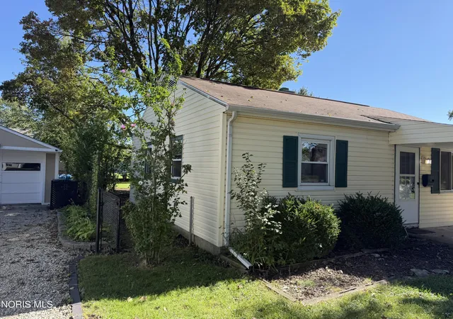 Photo 2 of Single family home for sale at 886 Lochhaven Blvd, Maumee, OH 43537 | MLS# 10013472 | Listing updated on 2026-09-24