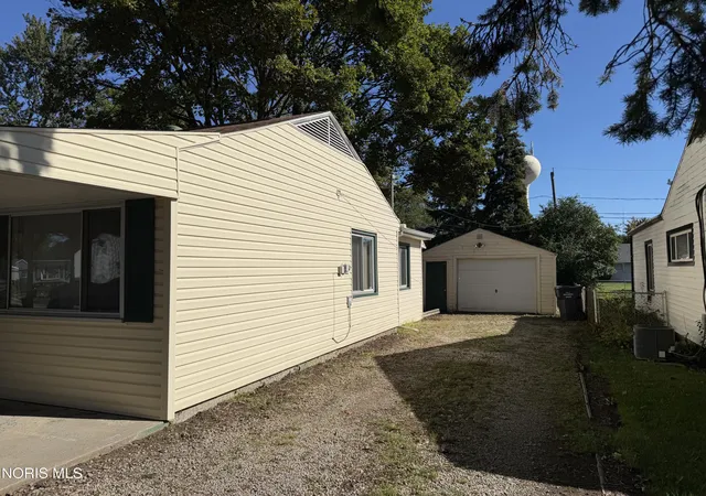 Photo 3 of Single family home for sale at 886 Lochhaven Blvd, Maumee, OH 43537 | MLS# 10013472 | Listing updated on 2026-09-24