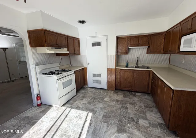 Photo 4 of Single family home for sale at 886 Lochhaven Blvd, Maumee, OH 43537 | MLS# 10013472 | Listing updated on 2026-09-24