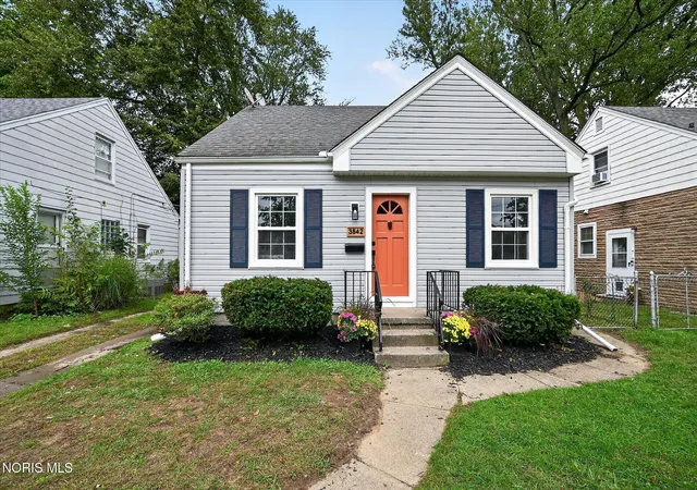Photo 2 of Single family home for sale at 3842 Seckinger Dr, Toledo, OH 43613 | MLS# 10013482 | Listing updated on 2026-09-29