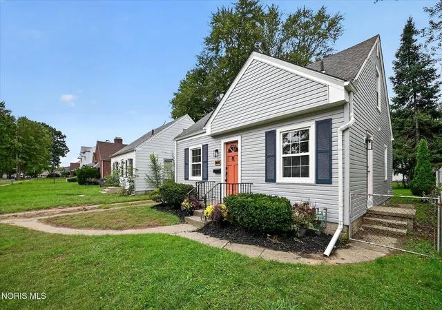 Photo 3 of Single family home for sale at 3842 Seckinger Dr, Toledo, OH 43613 | MLS# 10013482 | Listing updated on 2026-09-29