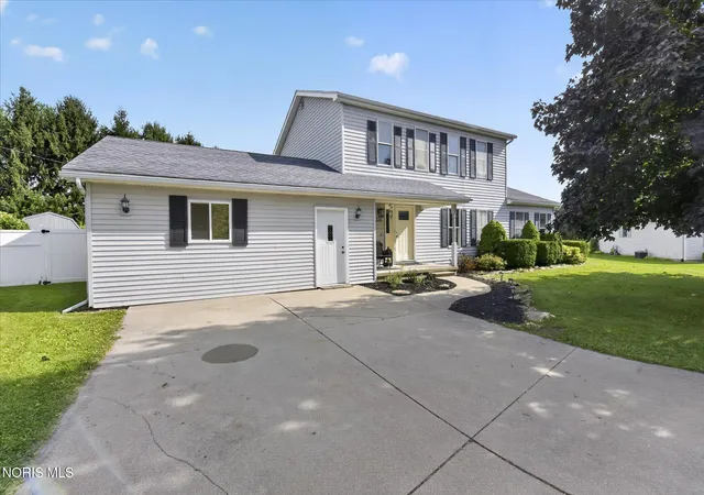 Photo 3 of Single family home for sale at 335 Royal Bounty Ln, Wauseon, OH 43567 | MLS# 10013486 | Listing updated on 2026-09-29