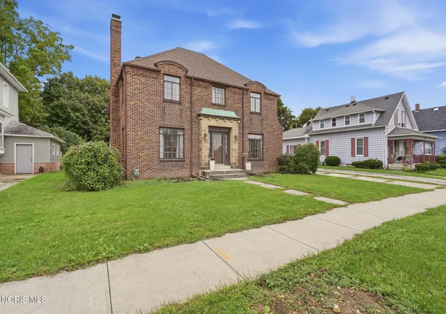 Photo 2 of Single family home for sale at 733 N Main St, Fostoria, OH 44830 | MLS# 10013735 | Listing updated on 2026-10-06