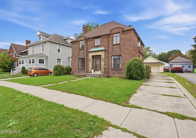 Photo 3 of Single family home for sale at 733 N Main St, Fostoria, OH 44830 | MLS# 10013735 | Listing updated on 2026-10-06