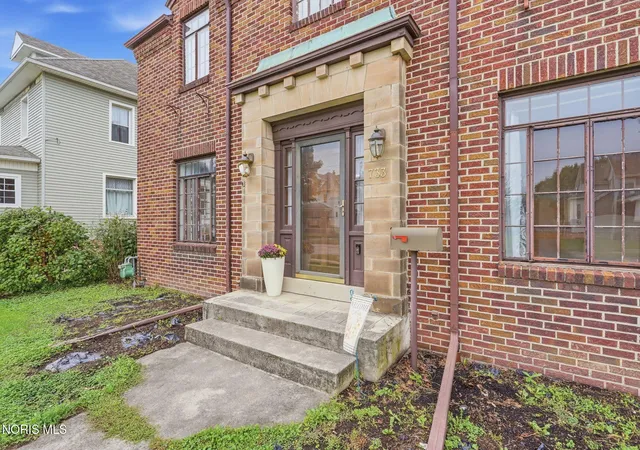 Photo 3 of Single family home for sale at 733 N Main St, Fostoria, OH 44830 | MLS# 10013735 | Listing updated on 2026-10-06