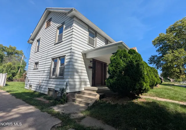 Photo 2 of Single family home for sale at 2034 Fernwood Ave, Toledo, OH 43607 | MLS# 10013549 | Listing updated on 2026-10-21