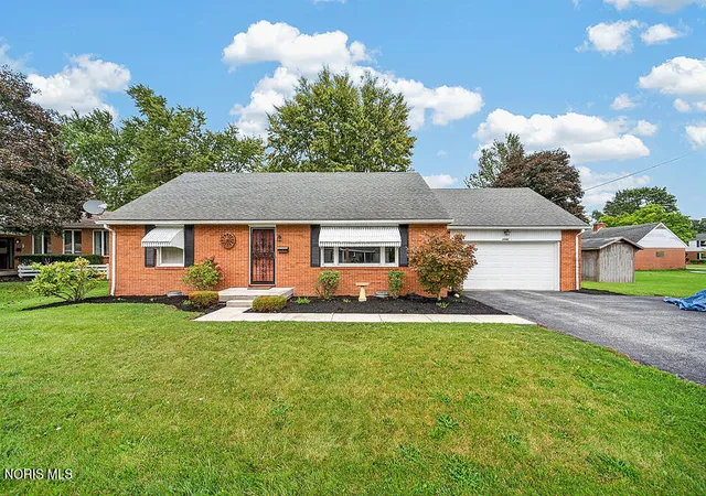 Photo 2 of Single family home for sale at 1141 Brookside Dr, Findlay, OH 45840 | MLS# 10013543 | Listing updated on 2026-09-26