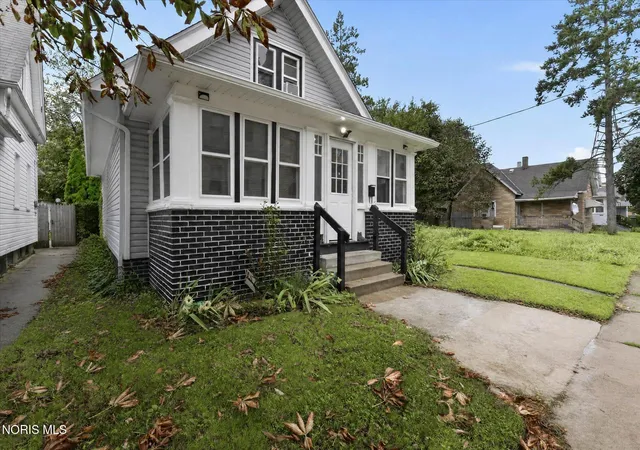 Photo 3 of Single family home for sale at 236 Dexter St, Toledo, OH 43608 | MLS# 10013519 | Listing updated on 2026-10-07