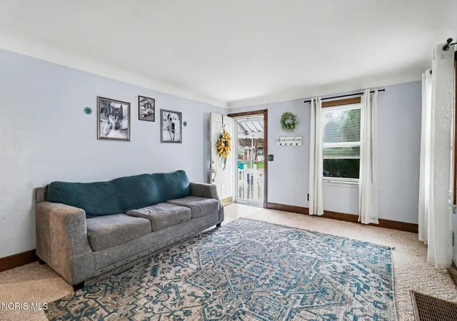 Photo 2 of Single family home for sale at 130 Helen Dr, Rossford, OH 43460 | MLS# 10013567 | Listing updated on 2026-09-26