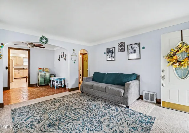 Photo 3 of Single family home for sale at 130 Helen Dr, Rossford, OH 43460 | MLS# 10013567 | Listing updated on 2026-09-26