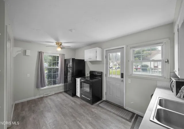 Photo 3 of Single family home for sale at 2560 Gracewood Rd, Toledo, OH 43613 | MLS# 10013542 | Listing updated on 2026-10-28