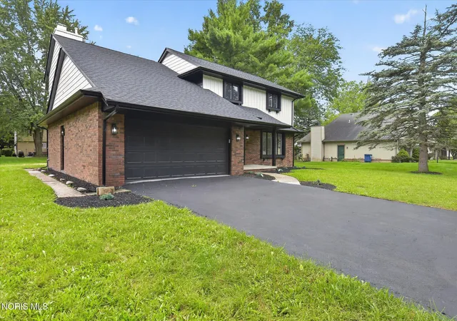 Photo 2 of Single family home for sale at 5637 Swan Crk Dr, Toledo, OH 43614 | MLS# 10013573 | Listing updated on 2026-09-27