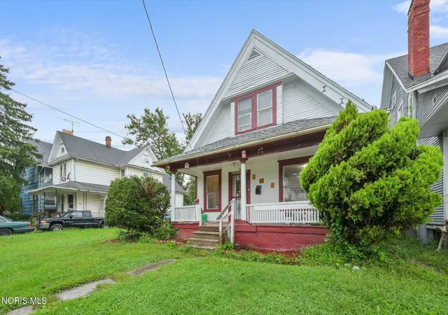 Photo 2 of Single family home for sale at 536 Acklin Ave, Toledo, OH 43620 | MLS# 10013671 | Listing updated on 2026-09-25