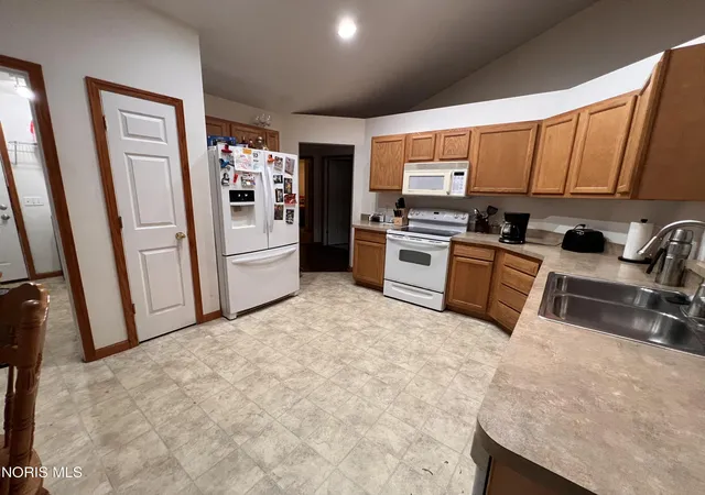 Photo 3 of Single family home for sale at 2223 Vaness Dr, Toledo, OH 43615 | MLS# 10013579 | Listing updated on 2026-09-23