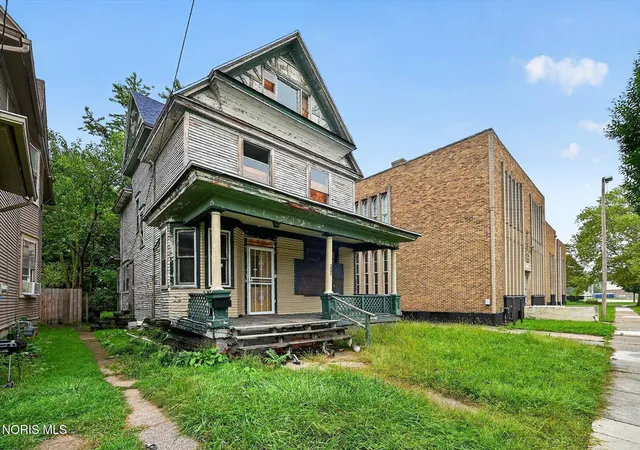 Photo 2 of Single family home for sale at 528 Acklin Ave, Toledo, OH 43620 | MLS# 10013581 | Listing updated on 2026-09-18