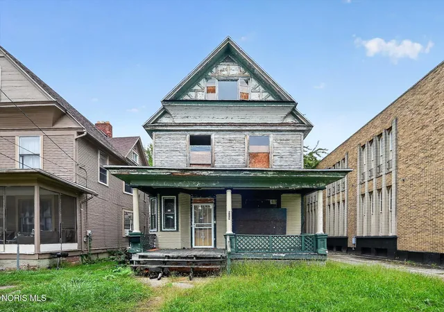 Photo 3 of Single family home for sale at 528 Acklin Ave, Toledo, OH 43620 | MLS# 10013581 | Listing updated on 2026-09-18