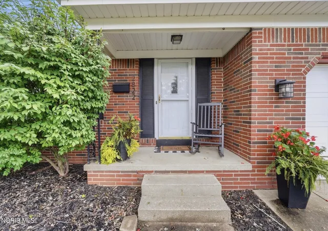 Photo 3 of Single family home for sale at 2822 Tarrytowne Dr, Toledo, OH 43613 | MLS# 10013629 | Listing updated on 2026-09-28