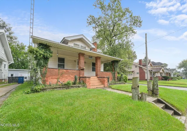 Photo 3 of Sale Pending at 4402 N Lockwood Ave, Toledo, OH 43612 | MLS# 10013605 | Listing updated on 2026-10-05