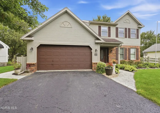 Photo 3 of Single family home for sale at 1579 Rosewood Dr, Bowling Green, OH 43402 | MLS# 10013637 | Listing updated on 2026-09-28