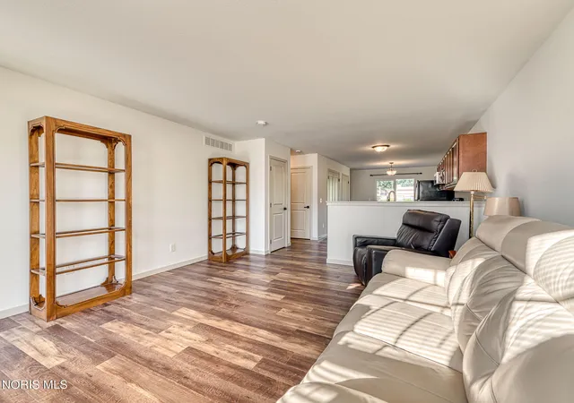 Listing Photo 4 - Condo for sale in building located at 5748 Aurora Pl, Sylvania, OH 43560