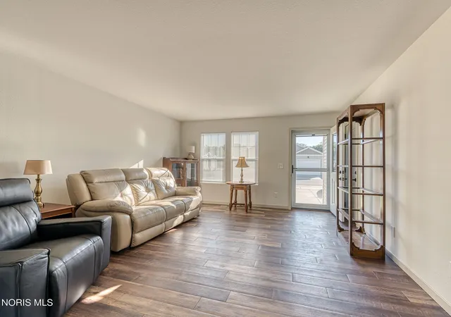 Listing Photo 5 - Condo for sale in building located at 5748 Aurora Pl, Sylvania, OH 43560