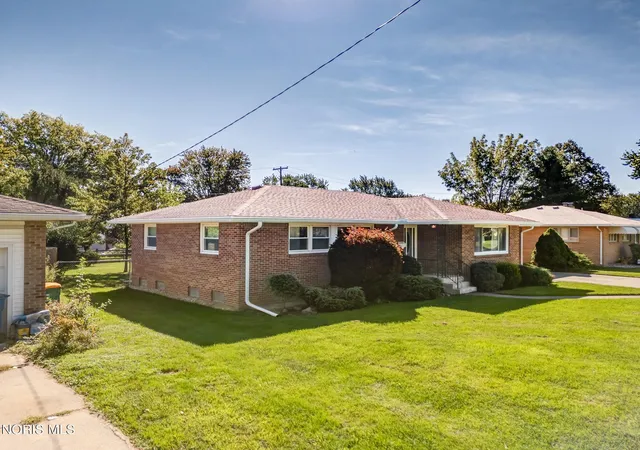 Photo 4 of Sale Pending at 206 Meadow Ln, Walbridge, OH 43465 | MLS# 10013651 | Listing updated on 2026-10-02