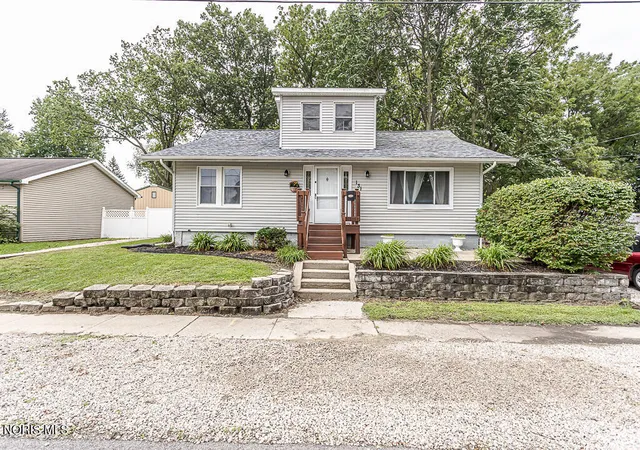Photo 1 of Single family home for sale at 131 Sanderson Ave, Swanton, OH 43558 | MLS# 10013652 | Listing updated on 2026-09-30