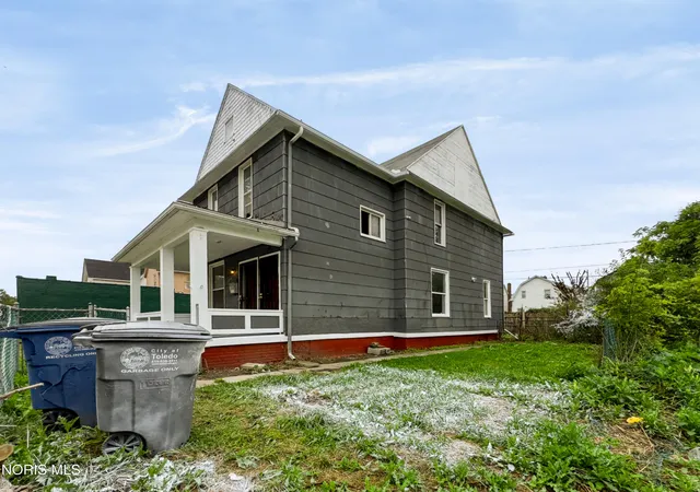 Photo 3 of Single family home for sale at 714 Oak St, Toledo, OH 43605 | MLS# 10013680 | Listing updated on 2026-10-13