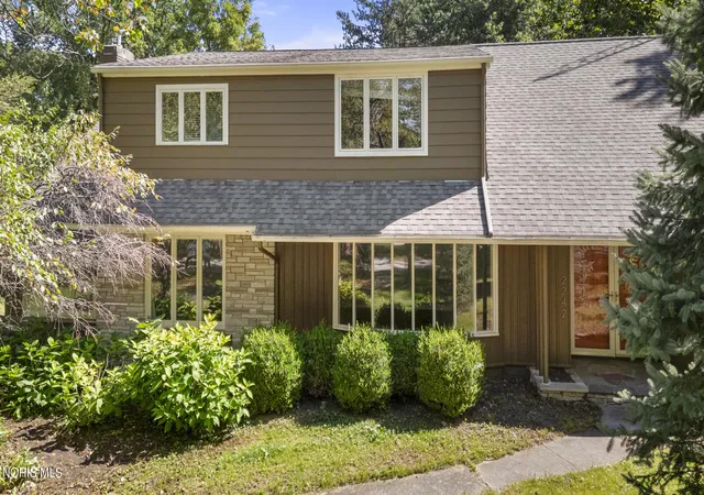 Photo 3 of Single family home for sale at 2242 Dundas Rd, Ottawa Hills, OH 43606 | MLS# 10013678 | Listing updated on 2026-09-28